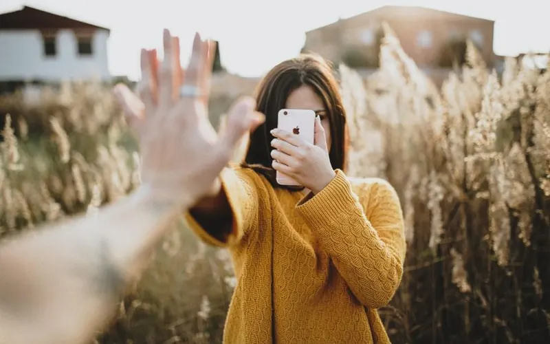Casal com celular em casa