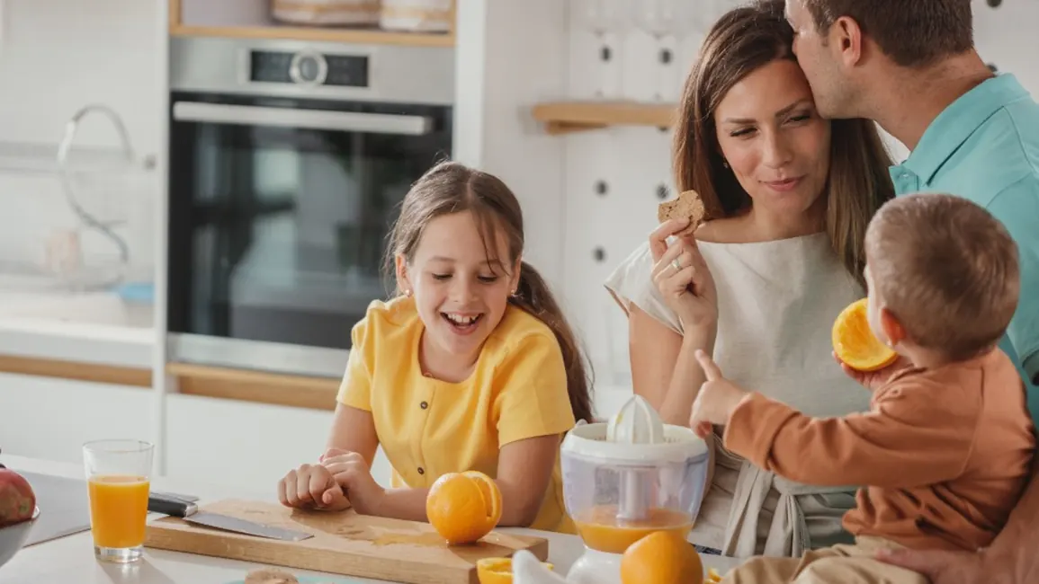 Família sorrindo na cozinha
