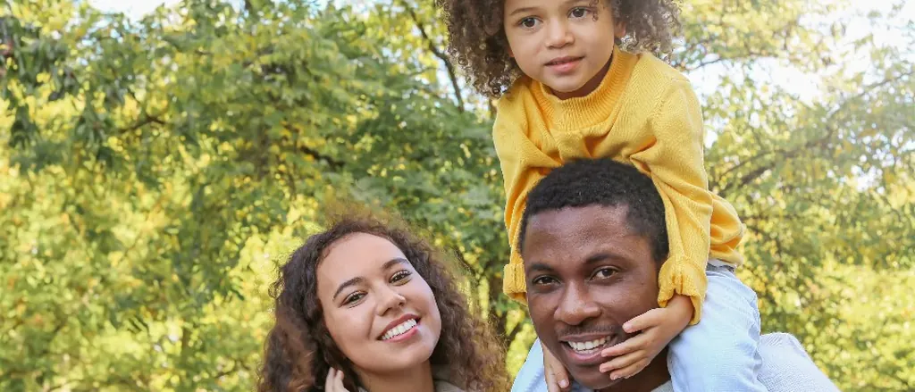 Família sorrindo no parque