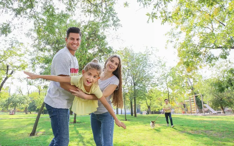 Família sorrindo no parque